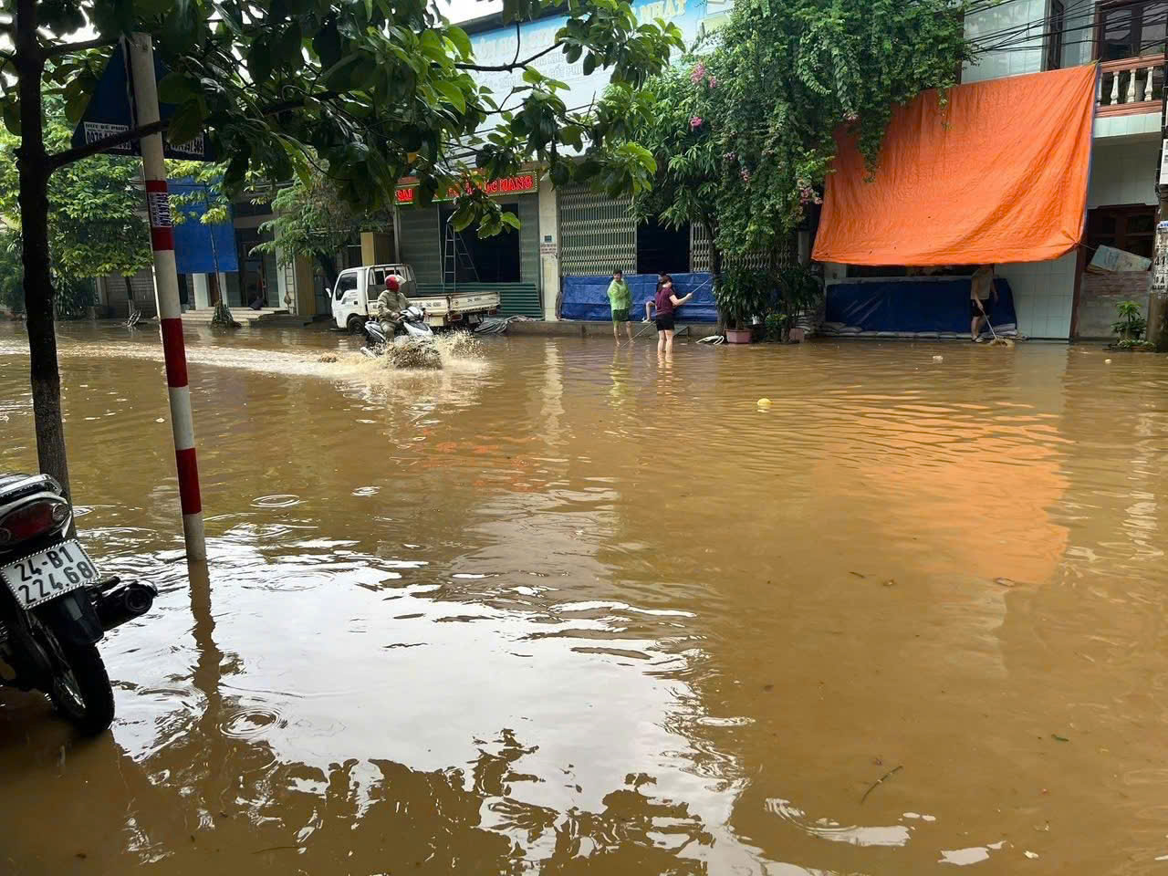 Lào Cai: Mưa lớn làm đường phố ngập sâu