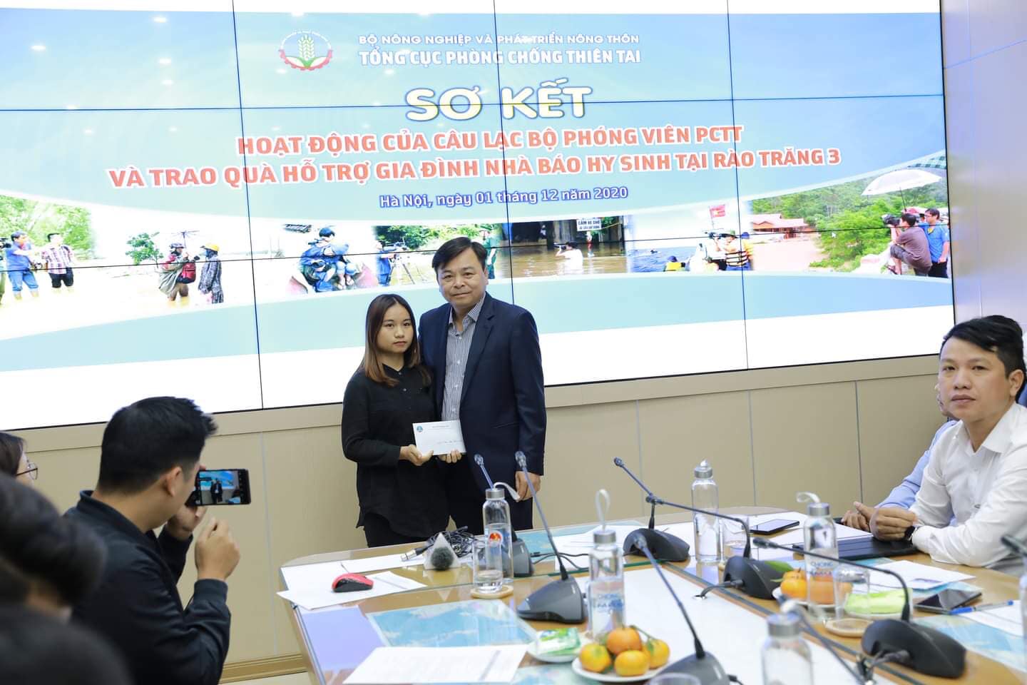 Thứ trưởng Bộ NN&PTNT trao quà cho thân nhân nhà báo Nguyễn Văn Hướng
