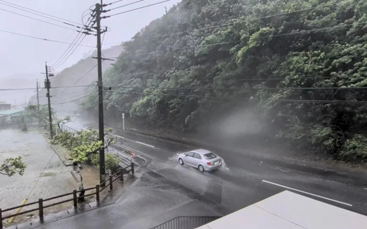 Bão Dolphin quét qua Nhật Bản, 6 người bị thương, hàng chục nghìn hộ mất điện