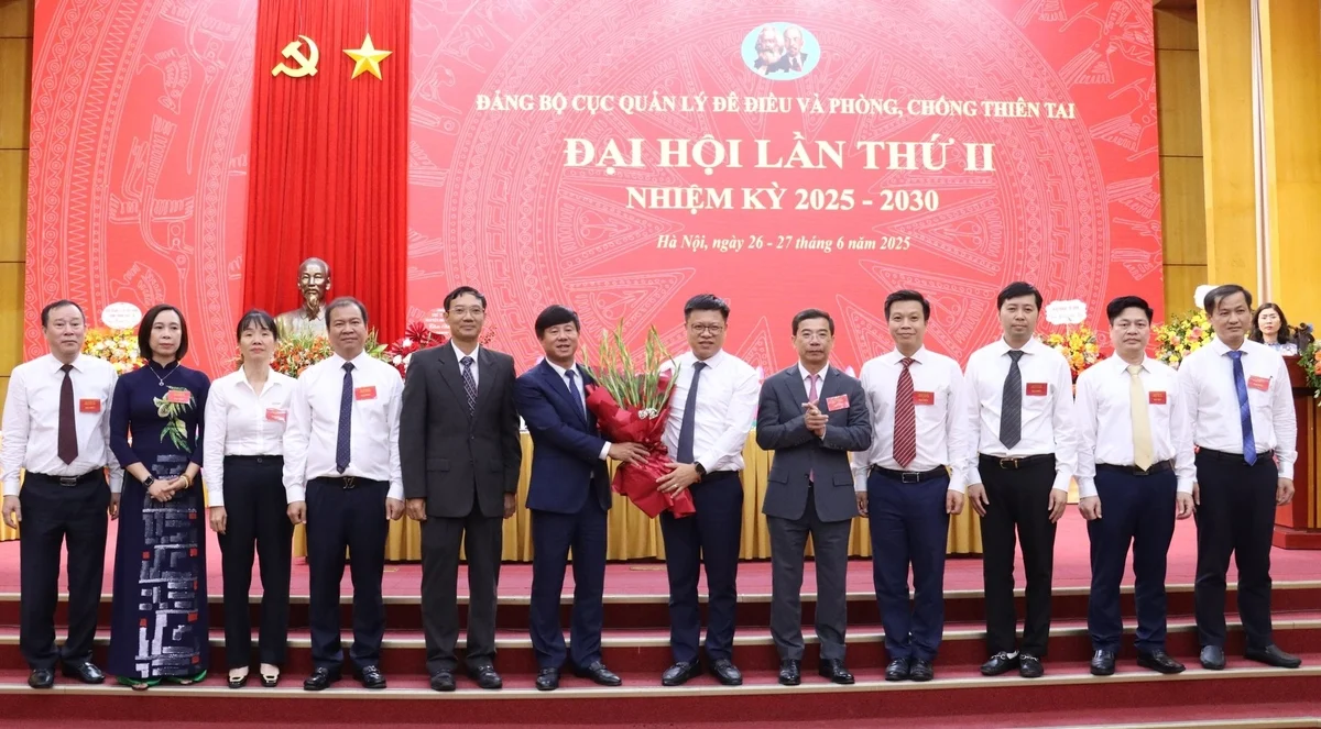 Đồng chí Nguyễn Quốc Toản, Chánh Văn phòng Đảng ủy Bộ NN-MT tặng hoa, chúc mừng BCH Đảng ủy Cục Quản lý đê điều và Phòng, chống thiên tai, nhiệm kỳ 2025-2030. Ảnh: Nguyễn Thủy.