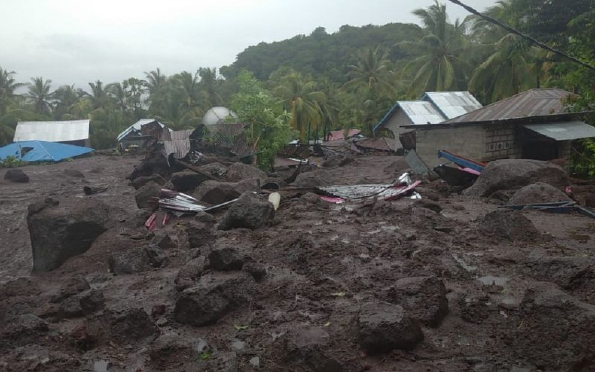 Mưa lớn gây sạt lở đất và lũ quét khiến ít nhất 23 người chết ở Indonesia