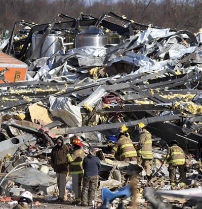 Hiện trường đổ nát do bão và lốc xoáy tàn phá ở Mayfield, bang Kentucky. (Ảnh: AFP/TTXVN)