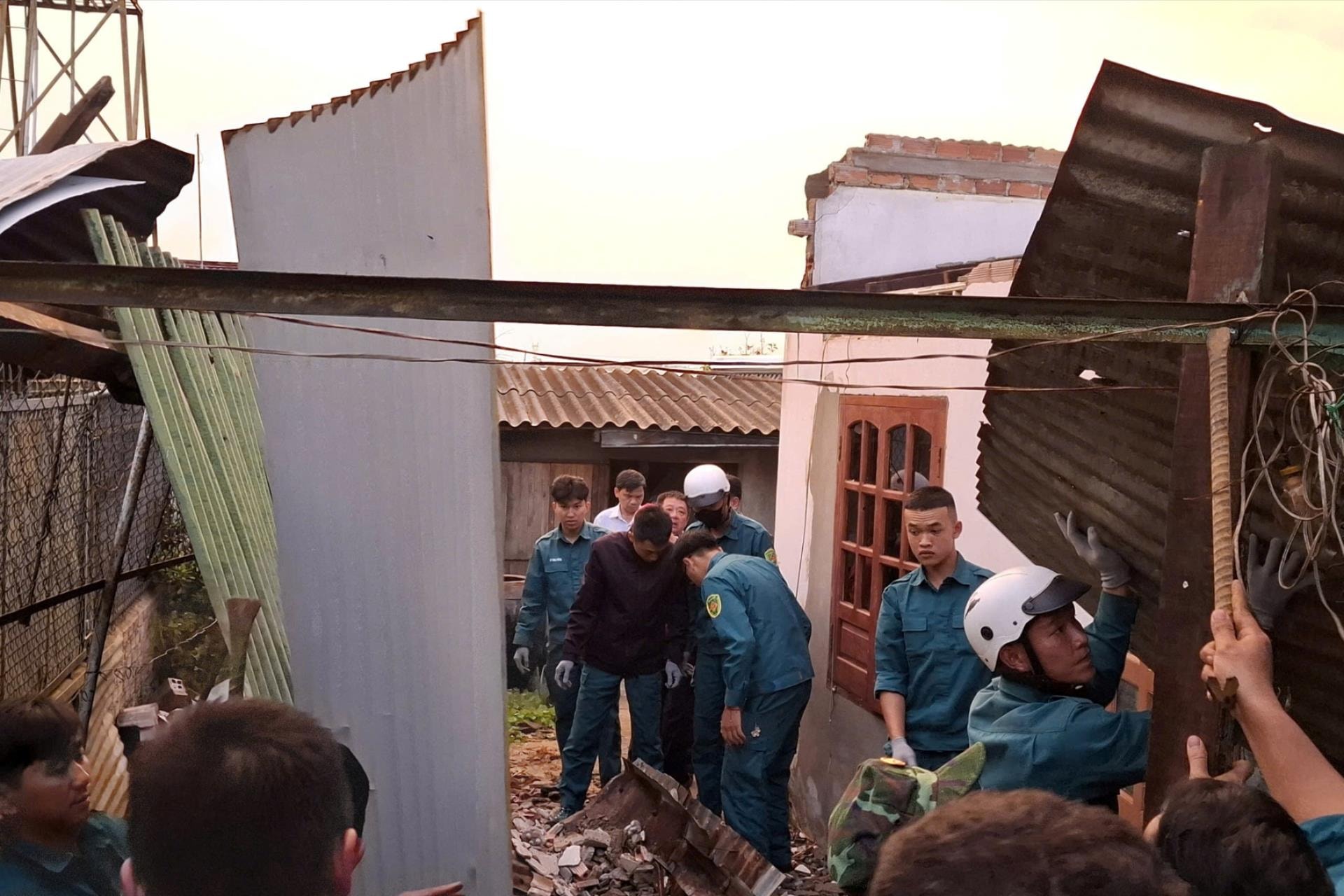 Hỗ trợ người dân vùng Bảo Lộc khắc phục hậu quả của lốc xoáy