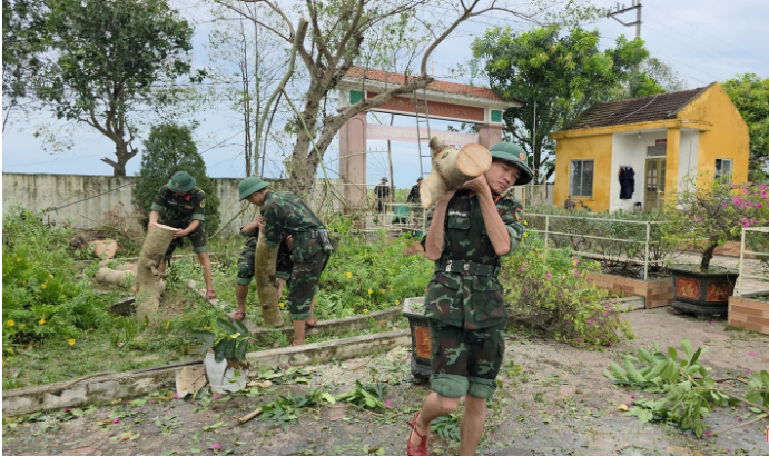 LLVT Hà Tĩnh hỗ trợ Trường Mầm non Xuân An dọn dẹp cây gãy đổ.