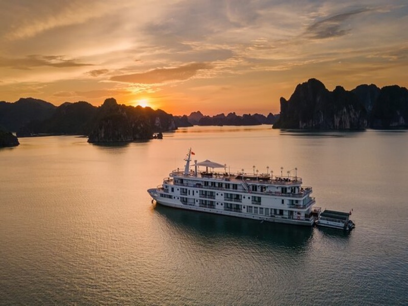 Tàu du lịch trên vịnh Hạ Long lắp đặt thiết bị thông tin liên lạc và định vị hàng hải AIS xong trước ngày 15/8