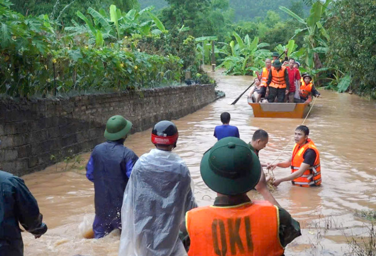 Floods strike northern Vietnam, military and police placed on alert