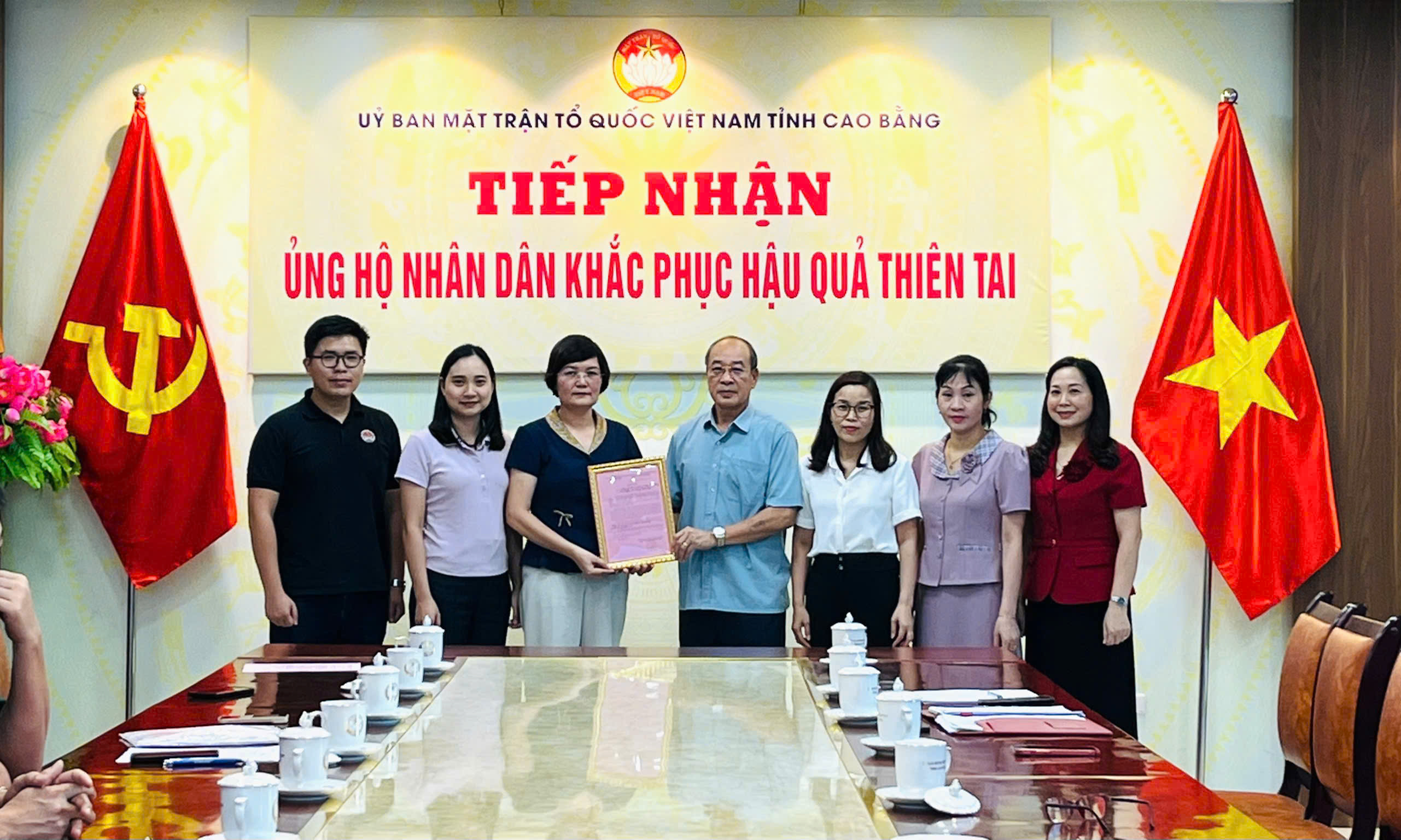 Bàn giao hàng viện trợ của Trung tâm AHA hỗ trợ người dân vùng thiên tai tại Cao Bằng