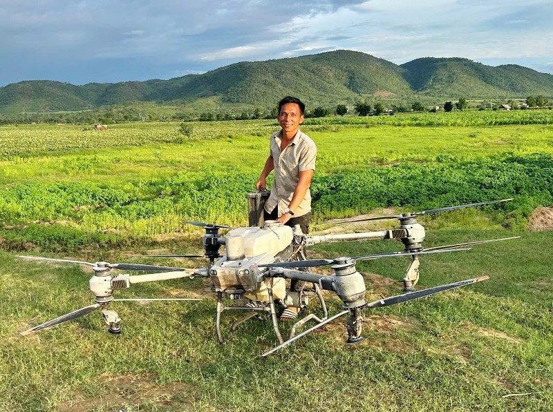 Certificate of merit awarded to young man who used flying device to rescue 2 children trapped in floodwaters