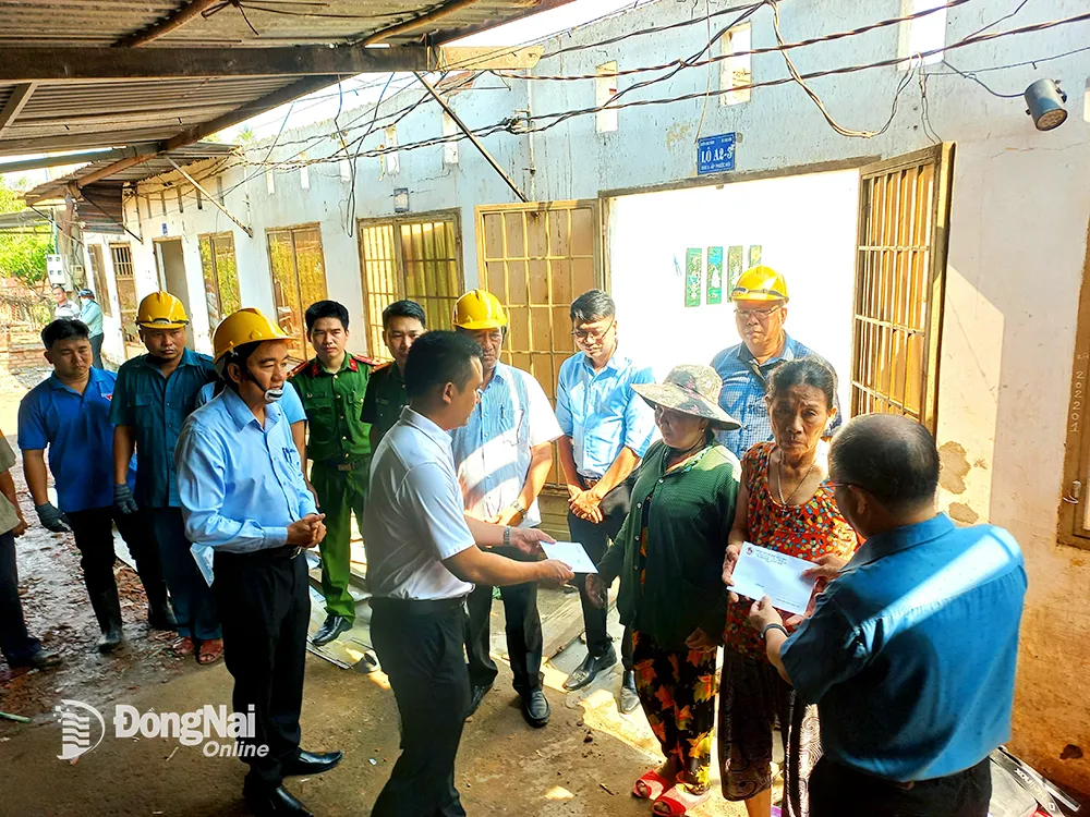 Thăm hỏi, trao tiền hỗ trợ cho các gia đình có nhà bị tốc mái sau mưa lớn tại xã Long Hưng, Biên Hòa