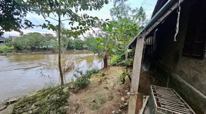 Người dân TP Huế thấp thỏm trước nguy cơ sạt lở bờ sông