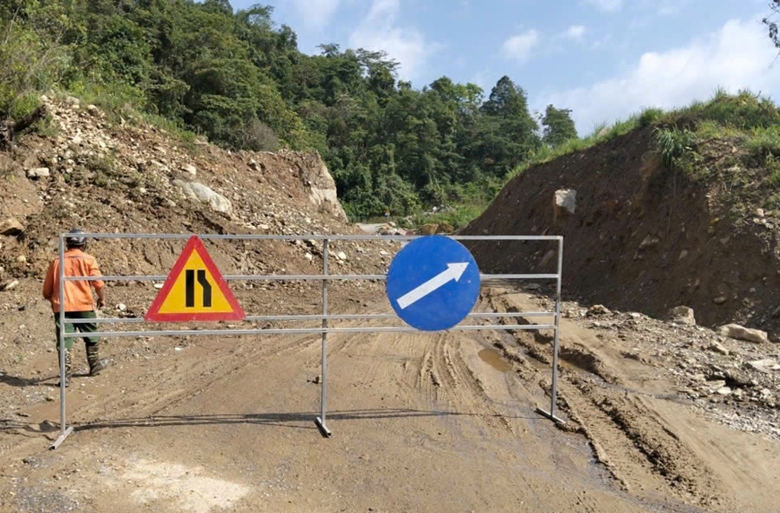 Khẩn trương khắc phục các điểm sạt lở do mưa lũ kéo dài trên tuyến Quốc lộ 6