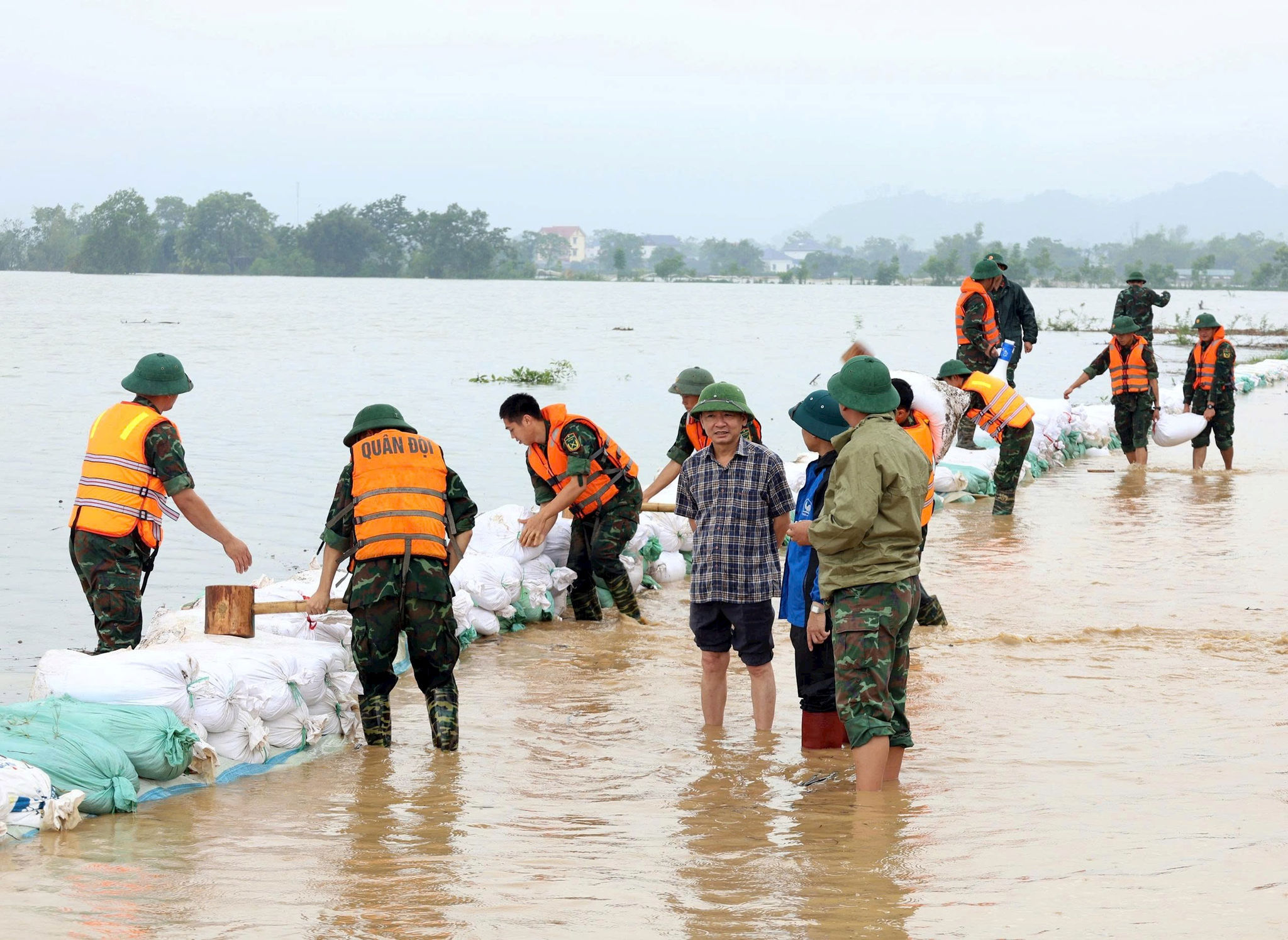 Hà Nội khẩn cấp ứng phó lũ sông Bùi