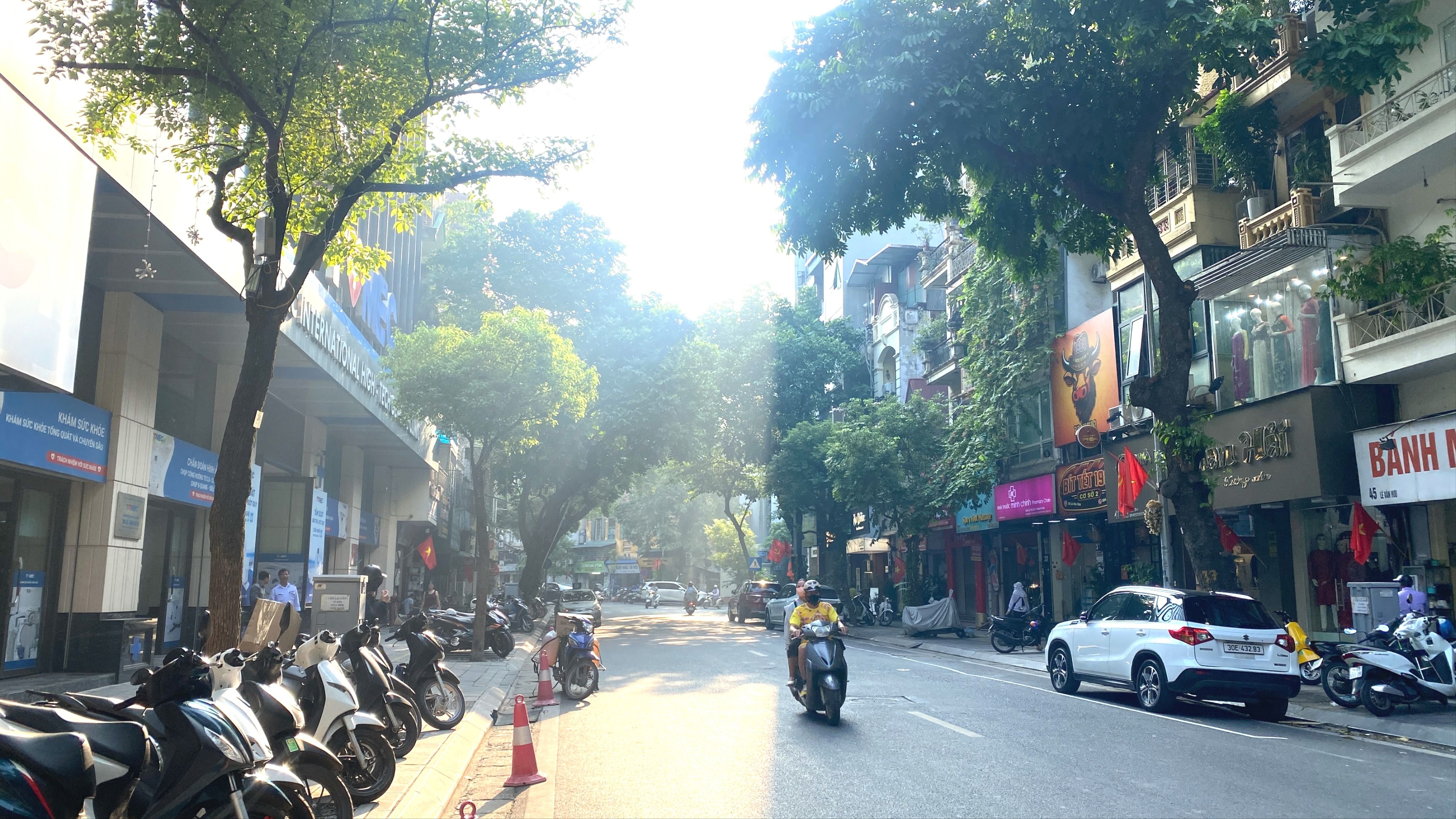 Thời tiết ngày 18/10: Bắc Bộ nắng, Nam Bộ mưa to vào chiều tối