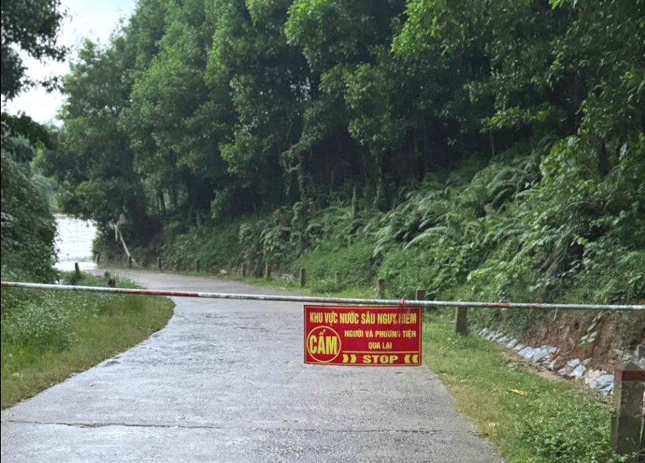 Cảnh báo người dân không vượt ngầm tràn khi nước dâng cao