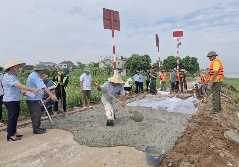 Xã Phú Xuyên (Hà Nội): Tập huấn nghiệp vụ cho lực lượng làm công tác tuần tra, ứng cứu hộ đê và tìm kiếm cứu nạn.