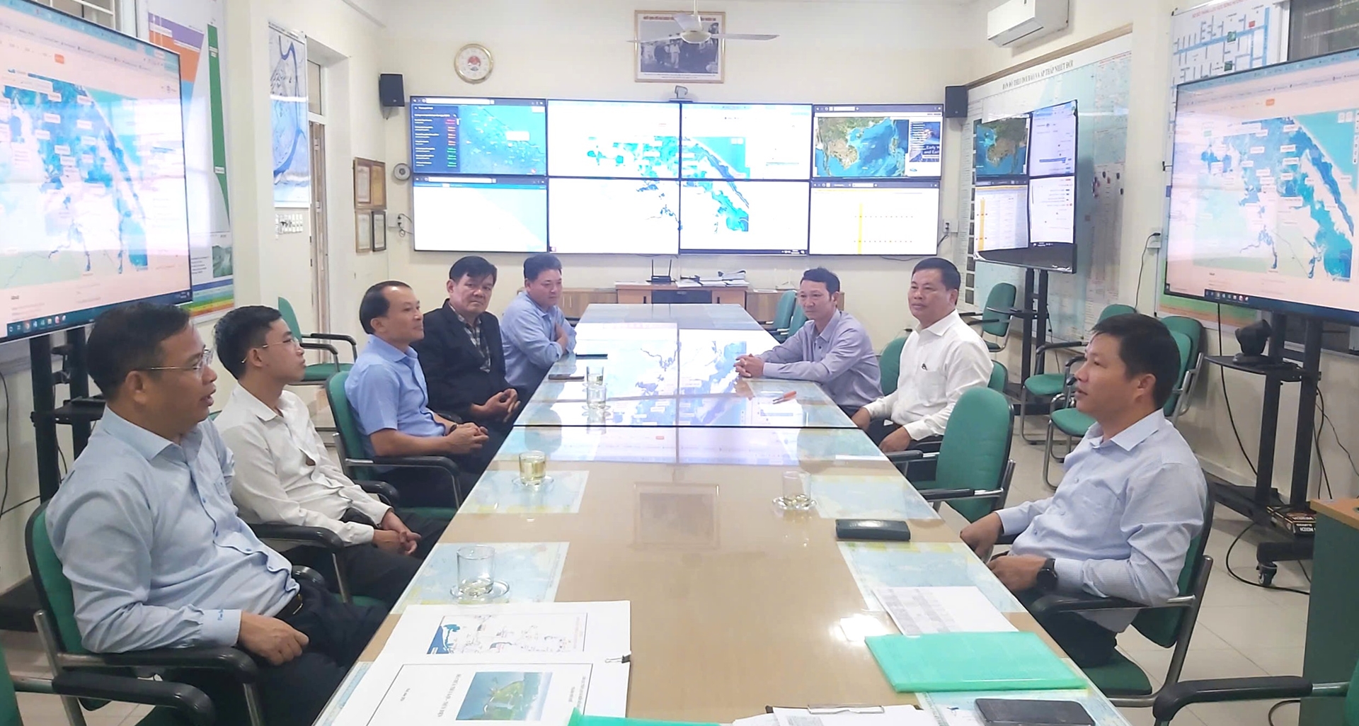 Phó Bí thư Thành ủy, Chủ tịch HĐND TP. Huế Phạm Đức Tiến kiểm tra công tác trực ban ứng phó mưa lớn