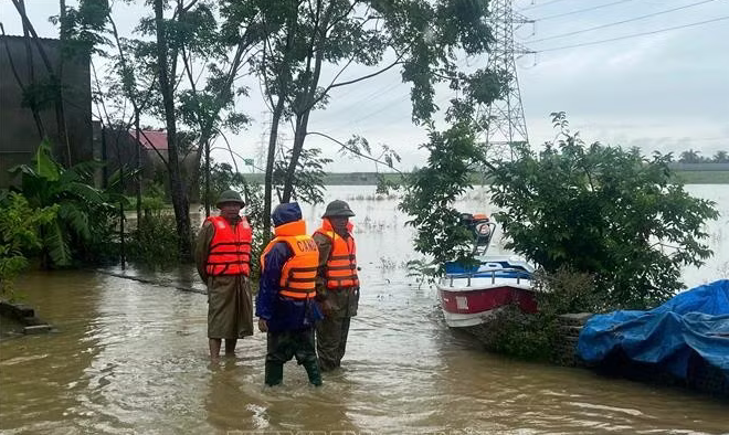 Thanh Hóa, Nghệ An khẩn trương sơ tán dân, ứng phó mưa lũ